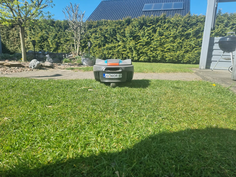 Wunsch Kennzeichen Nummernschild Aufkleber Mähroboter, Saugroboter, Wischroboter, Kettcar, Roller personalisiert mit Deinem Wunschnamen individuell gestalten Aufkleber Skins4u